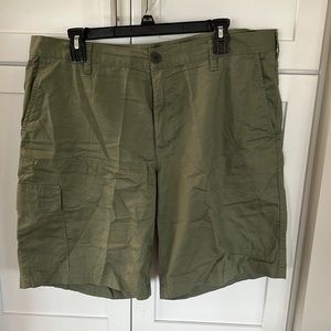 Men’s 38 Columbia Forest Green Shorts